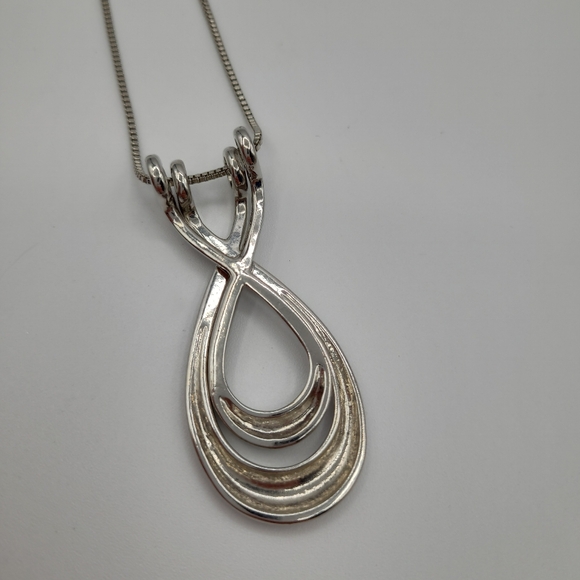 Chic Silver Pendant Necklace - Picture 8 of 9